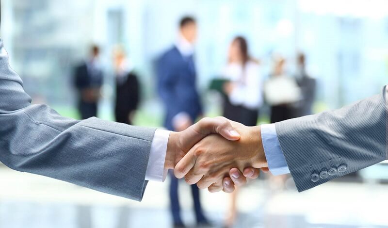 Ít nhất một trong các bên được xác định là thương nhân