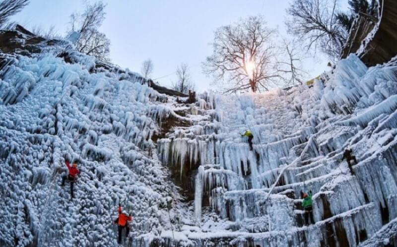 Bang Alaska sự hình dung về một khung cảnh xa xôi, rừng núi