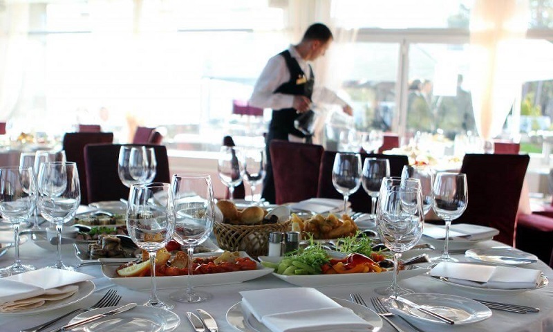  Hình ảnh nhân viên đang phục vụ trong nhà hàng