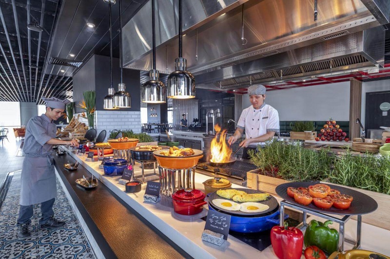 Gian bếp phục vụ F&B trong khách sạn
