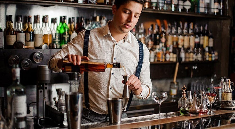 Bartender đang pha chế đồ uống cho khách