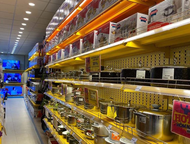 Trưng bày sản phẩm điện nước vừa tầm mắt và dễ chọn lọc