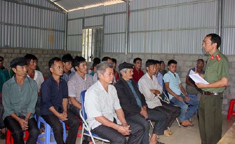 Cán bộ biên phòng tuyên truyền về luật xuất cảnh