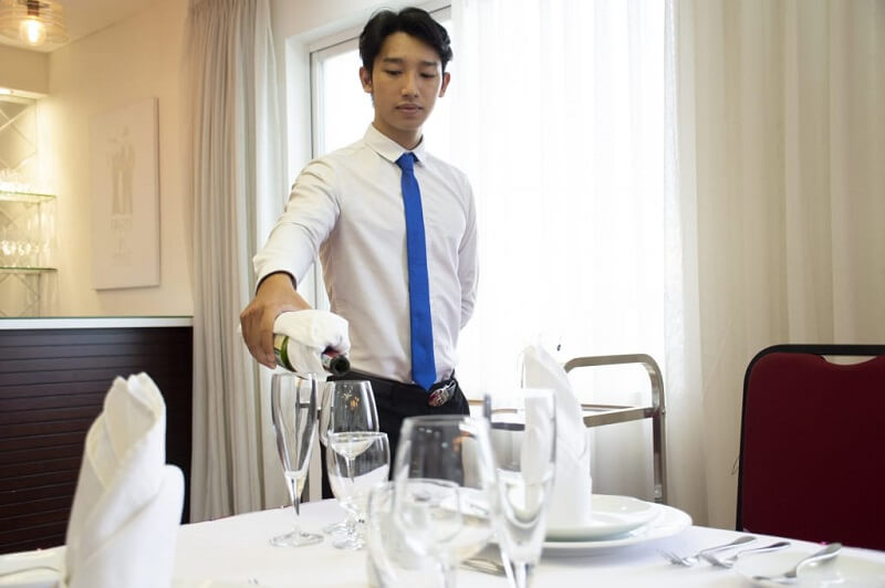 Nhân viên chạy bàn rót rượu