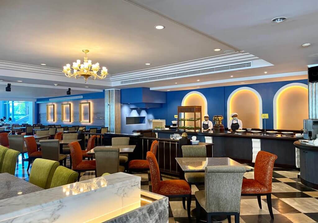 Quán cà phê trong khuôn viên một khách sạn