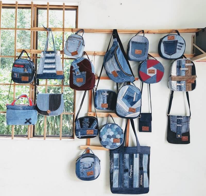 Balo và túi tái chế từ quần áo bò cũ