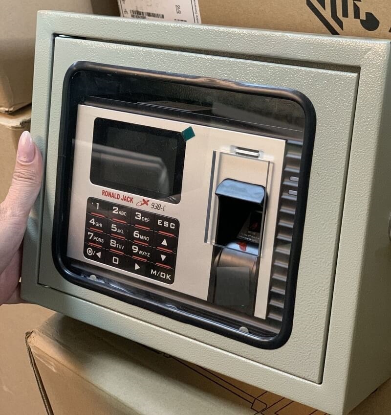 Chuẩn bị các dụng cụ cần thiết để lắp đặt máy chấm công