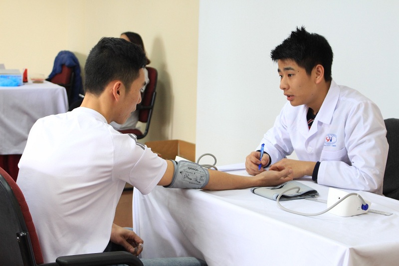 hình ảnh bác sĩ khám bệnh