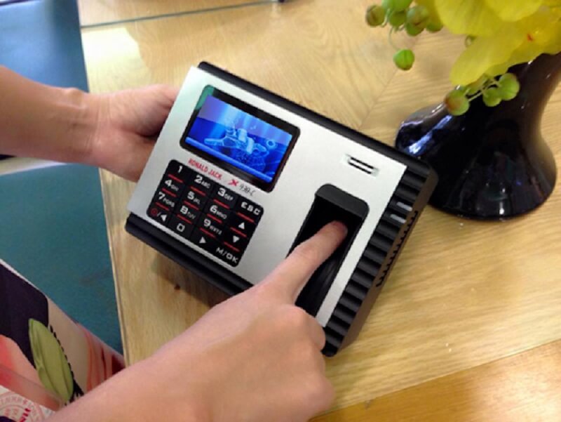 Bước 1: Khởi động máy chấm công vân tay