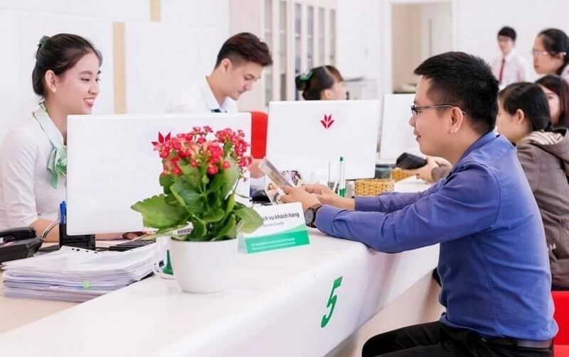 Giao dịch viên ngân hàng