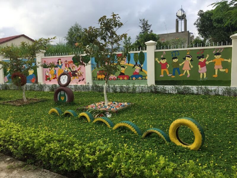 Khuôn viên bên ngoài lớp học