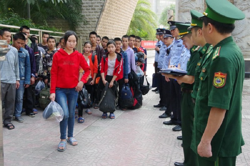 Lực lượng chức năng tiếp nhận công dân xuất cảnh trái phép bị trục xuất