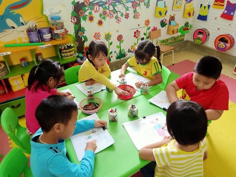 Học sinh tập vẽ, tập tô