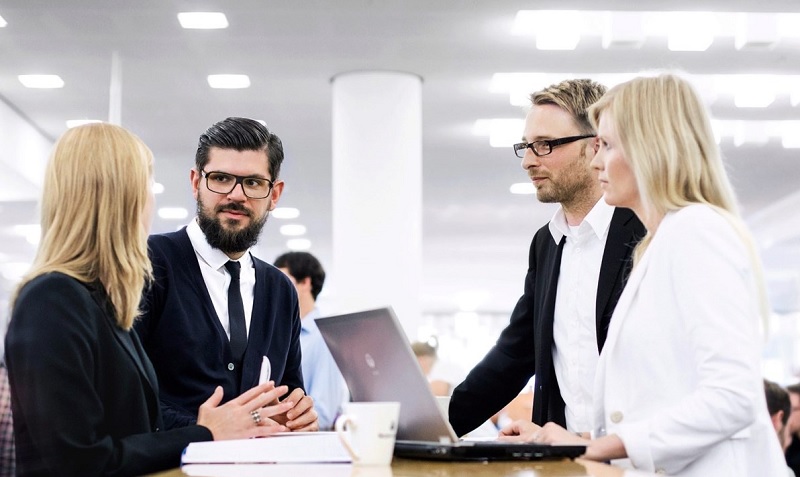 Tư vấn và giới thiệu sản phẩm đến khách hàng 