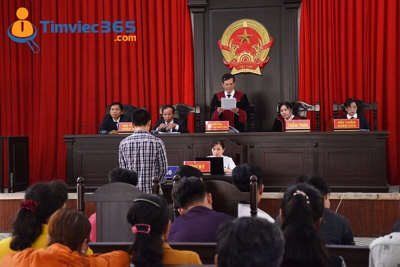 Luật pháp sinh ra chính là để bảo vệ cuộc sống của người dân ấm êm, hạnh phúc. Tuy nhiên cũng có nhiều người “làm ngơ” trước pháp luật và hiên ngang cố tình vi phạm pháp luật. Sử dụng luật pháp để xét xử, tạo dựng sự công bằng thì đây là nhiệm vụ đầu tiên của thẩm phán. Vậy nhiệm vụ, trách nhiệm, quyền hạn của thẩm phán là gì? Đừng bỏ qua những thông tin về mô tả công việc thẩm phán mà viecday365.com chuẩn bị cung cấp cho bạn ngay sau đây! 