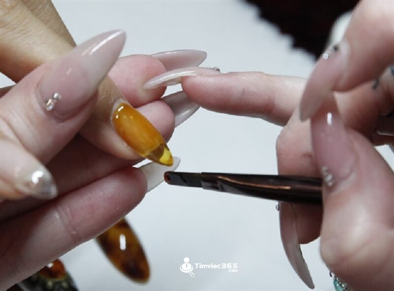 Mô tả công việc thợ Nail, lựa chọn mẫu móng cho khách hàng