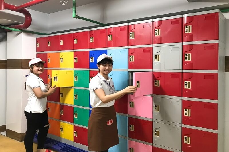 Nhân viên trực locker