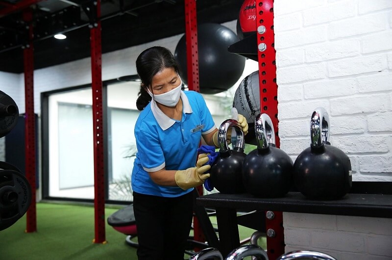 Nhân viên trực locker ở khu thể thao