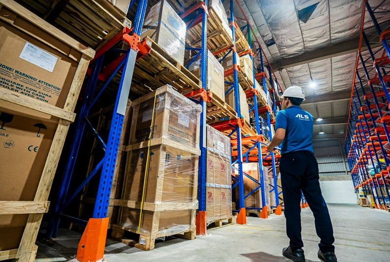 Đội mũ bảo hộ khi ở trong kho