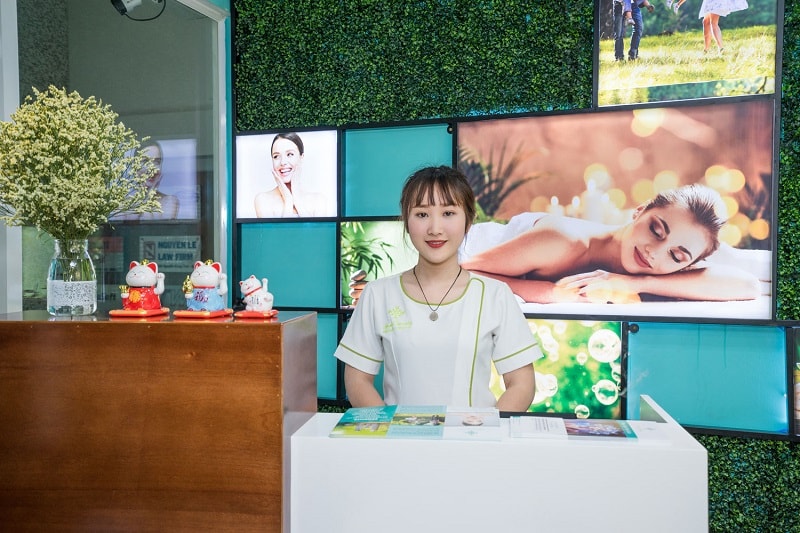 Receptionist có kỹ năng giao tiếp tốt