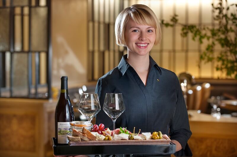 Nhân viên chạy bàn phục vụ room server