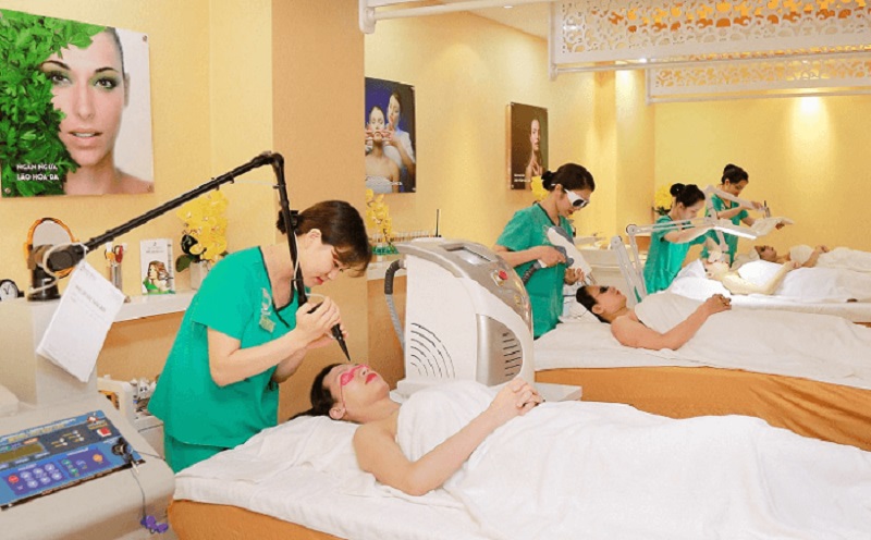 Làm căng bóng da mặt tại spa clinic