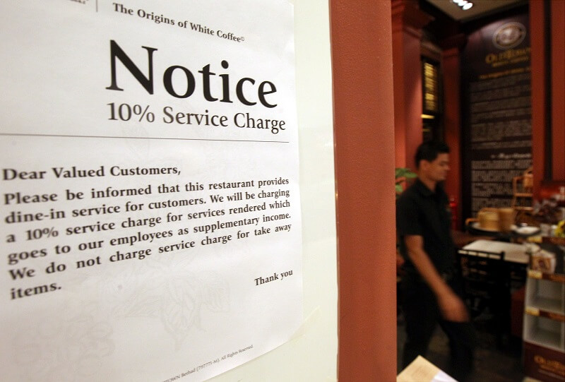 Tiền tip khác với service charge thế nào?