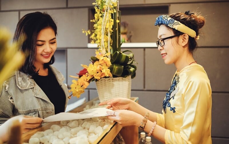 Trực quầy tiếp tân và đón tiếp khách hàng