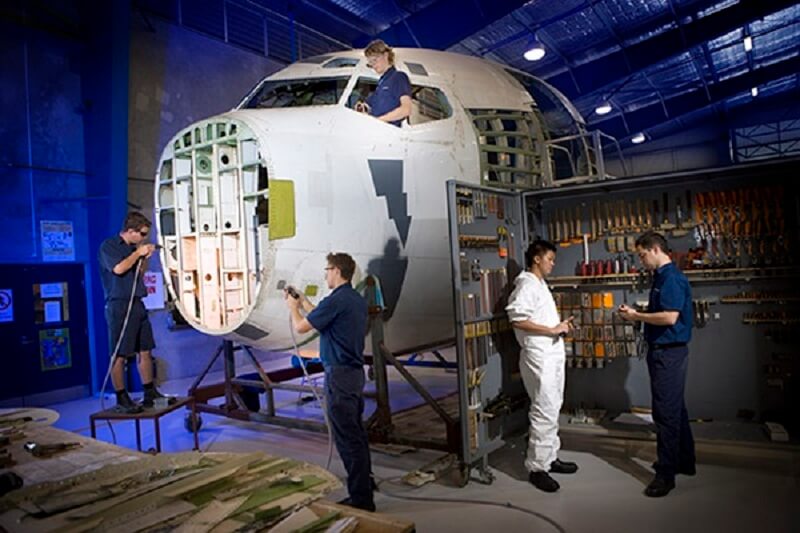 Mô tả công việc kỹ sư bảo dưỡng máy bay - Thực hiện báo cáo chi tiết công việc cho cấp trên