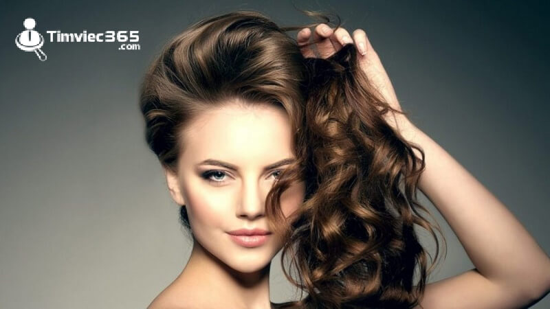 Tư vấn cho khách hàng cách chăm sóc tóc