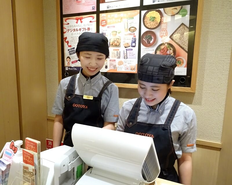  Nhân viên phục vụ quán ăn, cửa hàng 