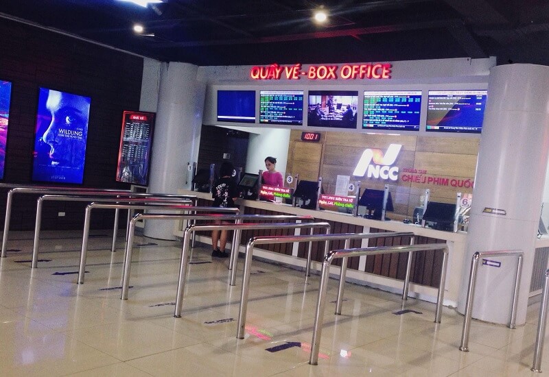 Nhân viên bán vé xem phim trong rạp chiếu phim 