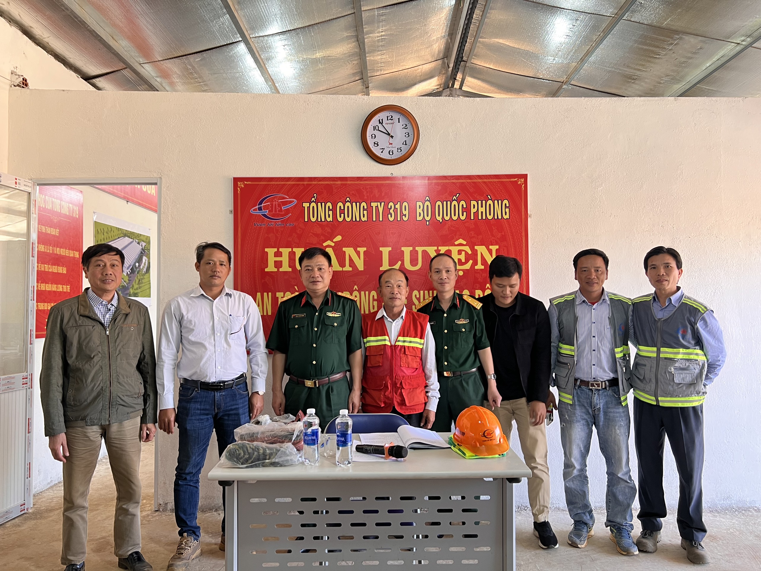 Hình ảnh 1 - Xí Nghiệp 319.8