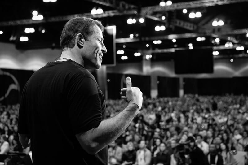 cach-gioi-thieu-ban-than-an-tuong-truoc-dam-dong