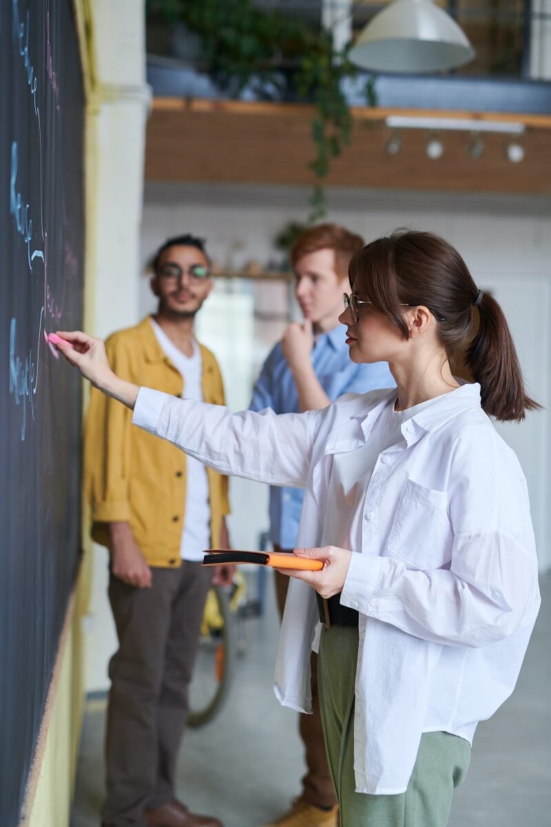 Ngành sư phạm là gì và học sư phạm có dễ xin việc không?